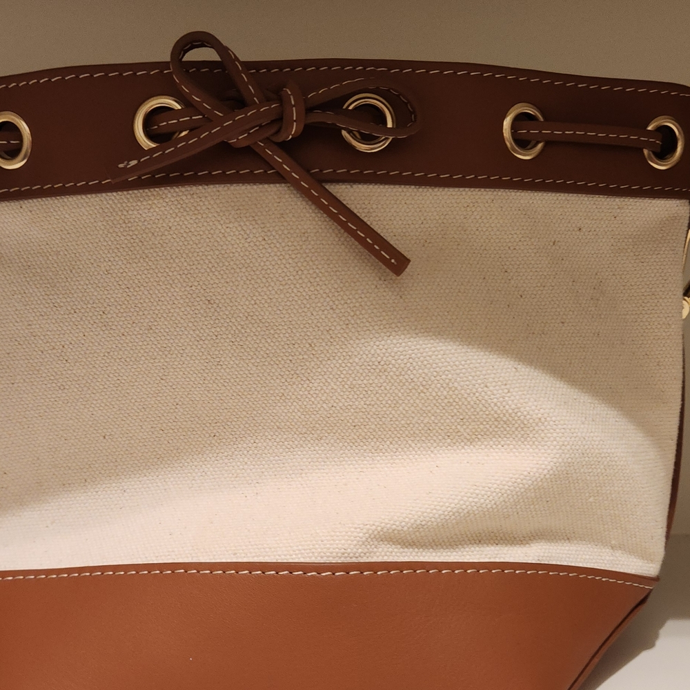 VINEYARD VINES LEATHER AND CREAM PURSE
